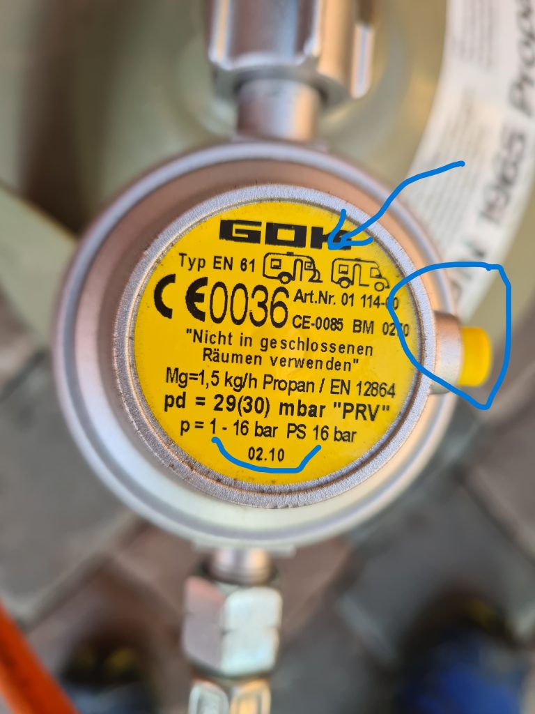 Vorbereitung der Gasprüfung
Bild zeigt Gasregler 30mbar zugelassen für Camping mit Kennzeichnung des Produktionsdatums