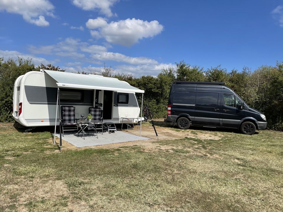 Wohnwagen auf einem Campingplatz