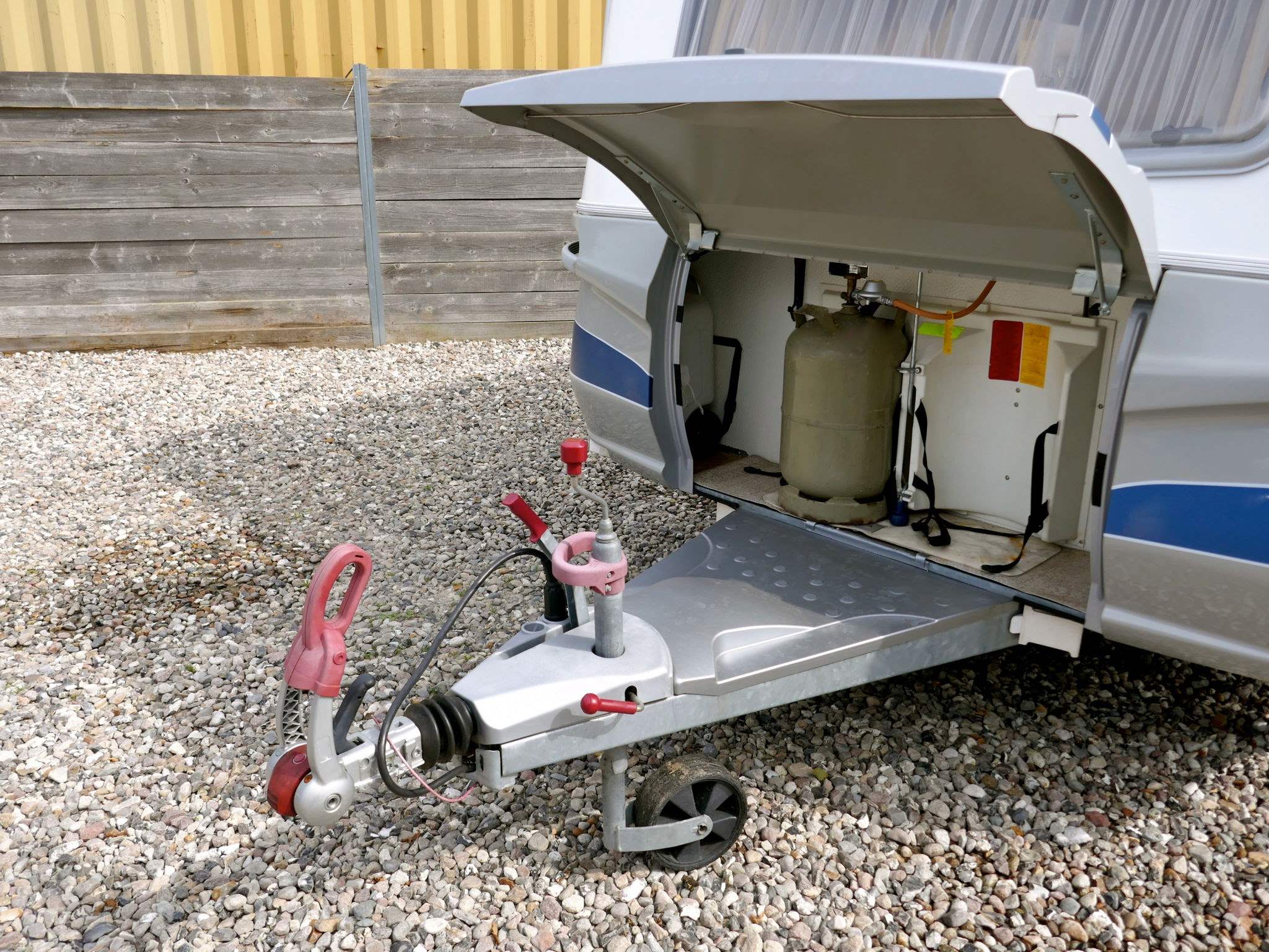 Wohnwagen mit offenem Flaschenkasten