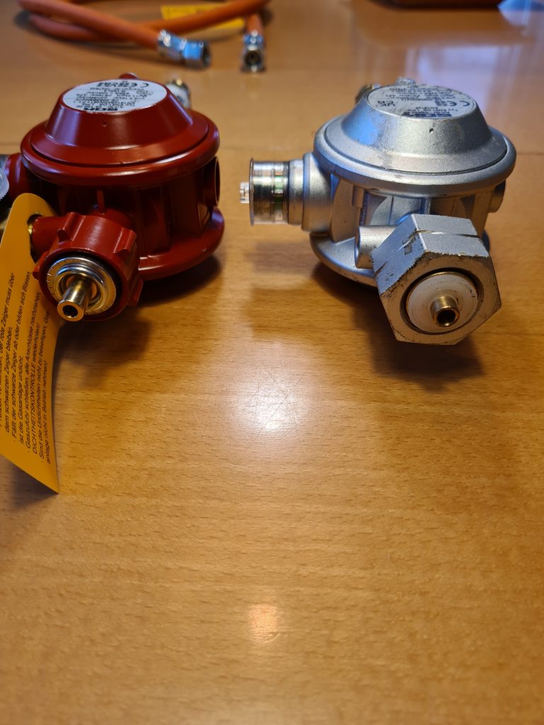 Regler: links ist für Kleinflaschen 5,8,11 Kg: rechts für Großflaschen 33 Kg